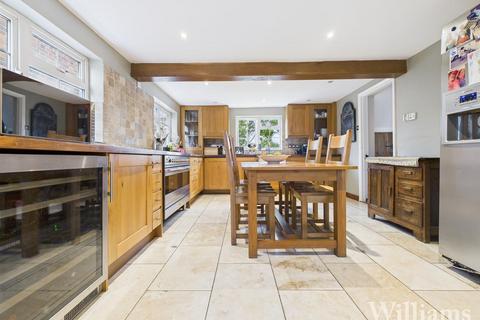 4 bedroom cottage for sale, Bicester Road, Aylesbury HP18