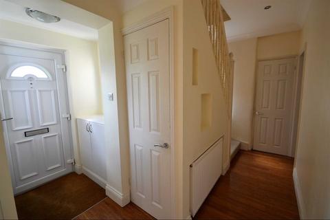 3 bedroom semi-detached house to rent, 8 Heaton Avenue Romford RM3 7HR