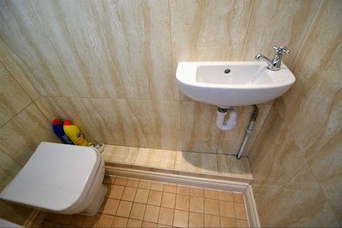3 bedroom semi-detached house to rent, 8 Heaton Avenue Romford RM3 7HR