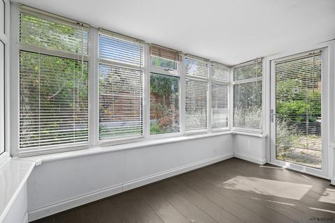 21 Friars Mead, London, E14 3JY