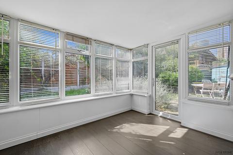 21 Friars Mead, London, E14 3JY