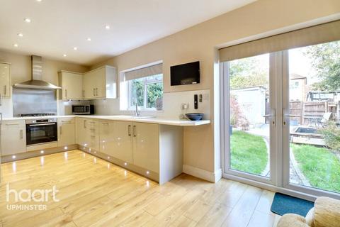 undefined, Upminster RM14