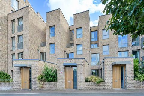 Paddlers Avenue, Brentford, TW8