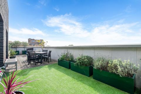 2 bedroom flat for sale, Penthouse, Brentford Lock West