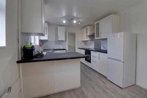 3 bedroom terraced house to rent, Ripon Road, Stevenage SG1