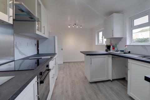 3 bedroom terraced house to rent, Ripon Road, Stevenage SG1