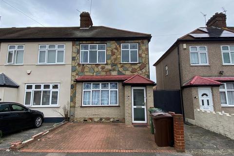 3 bedroom end of terrace house for sale, Lamberhurst Road, Dagenham.