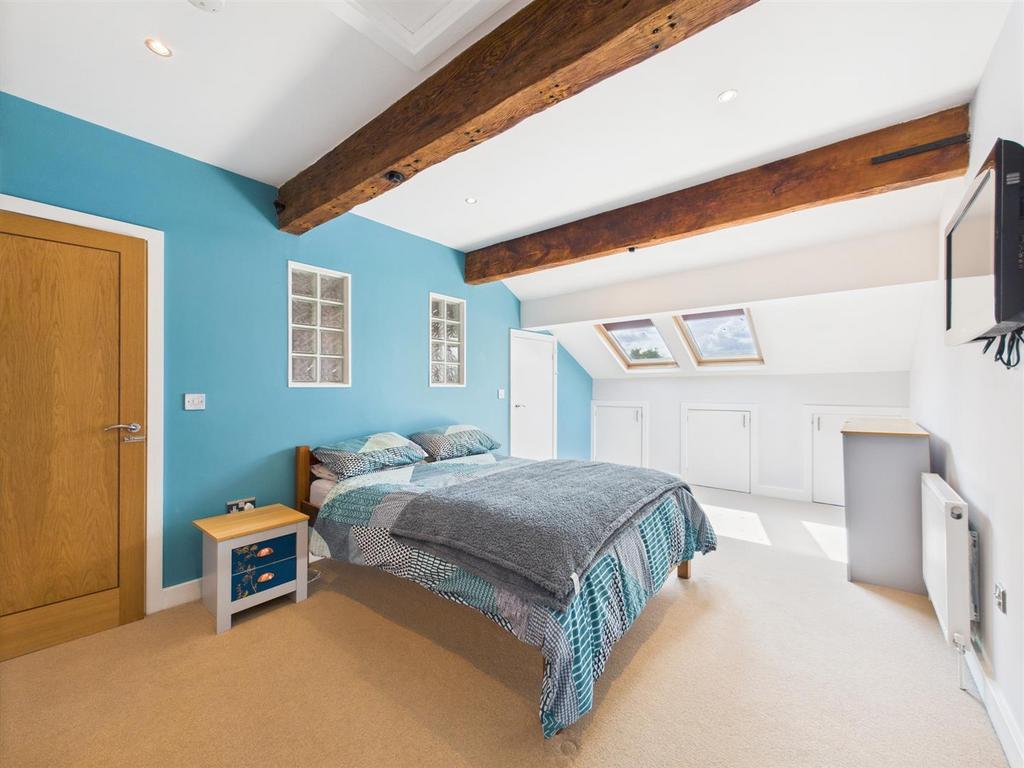 Light-filled master bedroom with en suite shower r