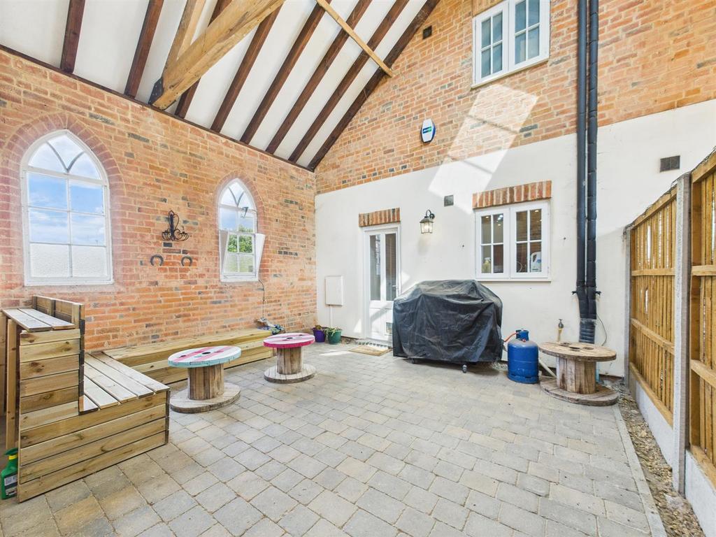 Private enclosed courtyard – perfect for relaxing