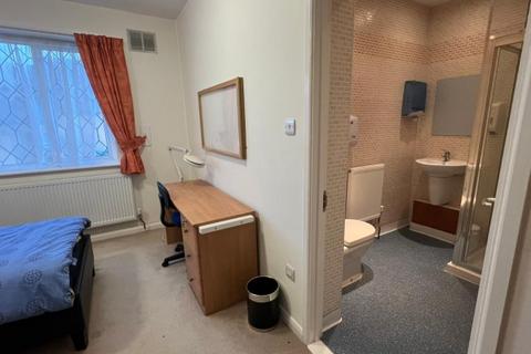 3 bedroom house share to rent, Brent Road