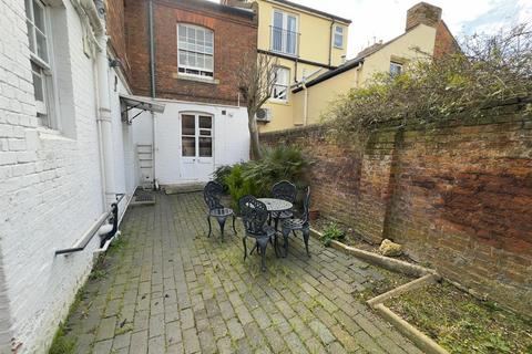 Studio to rent, Woodbine Place