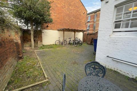Studio to rent, Woodbine Place