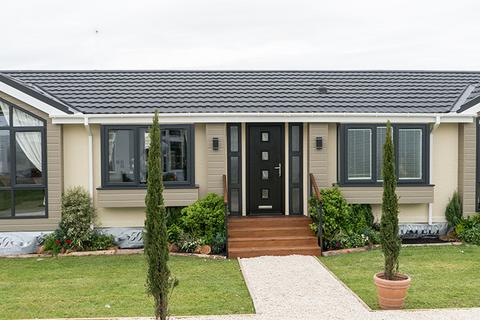 2 bedroom lodge for sale, Ashford, Kent, TN27