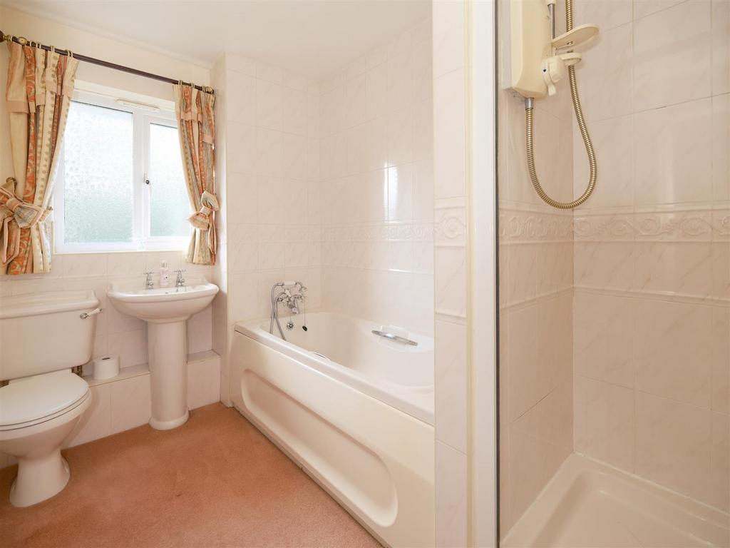 JACK &amp; JILL ENSUITE