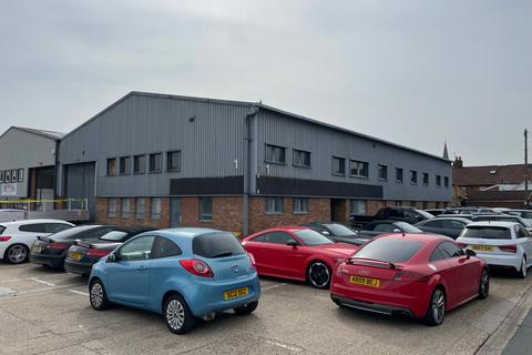 Warehouse to rent, Clivemont Rd Maidenhead SL6 7BU