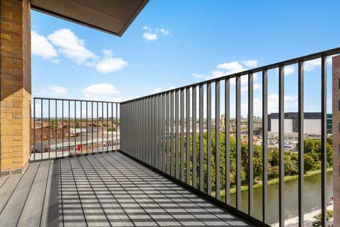 2 bedroom flat to rent, Farine Avenue, London UB3