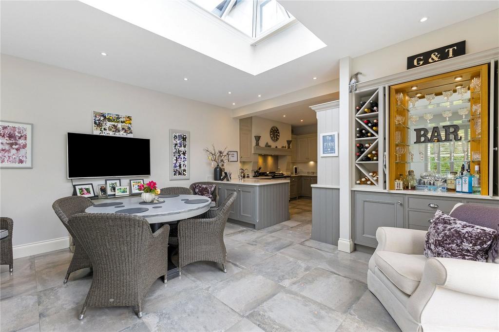 Kitchen/B'fast Room