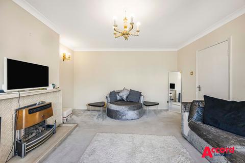 10 Don Way, Romford, RM1 4YR