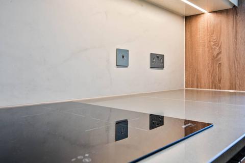 2 bedroom flat for sale, Queenshurst Square, Kingston, Kingston Upon Thames, KT2
