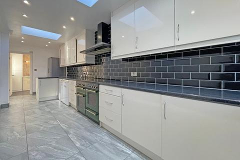 3 bedroom semi-detached house to rent, Kingston Road, Epsom, KT19