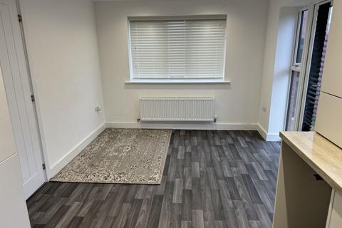 3 bedroom house to rent, York Road, Priorslee, Telford