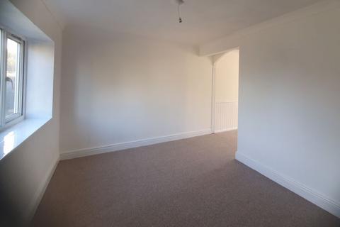 3 bedroom terraced house to rent, Queens Way, Atherstone