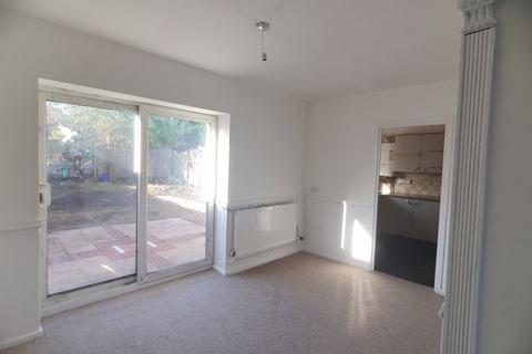 3 bedroom terraced house to rent, Queens Way, Atherstone