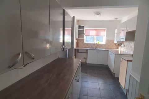 3 bedroom terraced house to rent, Queens Way, Atherstone