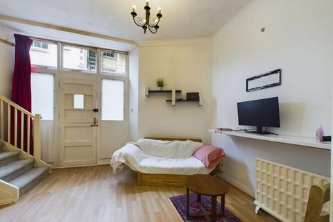 1 bedroom apartment for sale, Saracen Place, Penryn - Tucked away