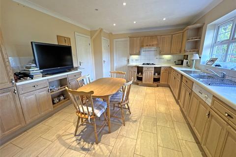 1 Avebury Close, Horsham, RH12 5JY