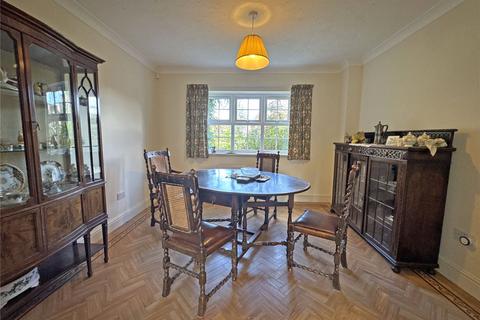 1 Avebury Close, Horsham, RH12 5JY