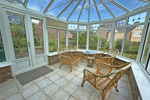 1 Avebury Close, Horsham, RH12 5JY