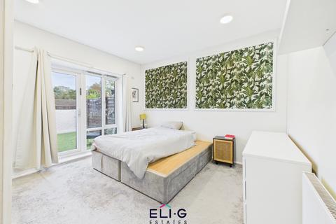2 bedroom flat for sale, Woodburn Close, NW4