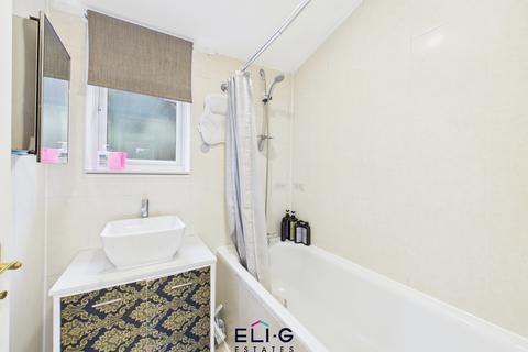 35 Woodburn Close, London, NW4 2NF