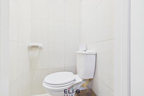 35 Woodburn Close, London, NW4 2NF