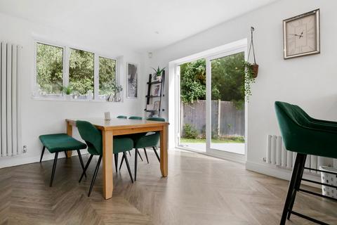 4 bedroom end of terrace house for sale, Darwin Close, London N11
