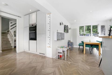 4 bedroom end of terrace house for sale, Darwin Close, London N11