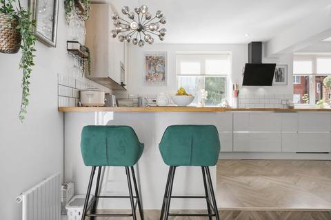 4 bedroom end of terrace house for sale, Darwin Close, London N11