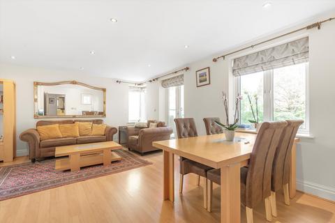 3 bedroom flat to rent, Strand Drive, Richmond, TW9