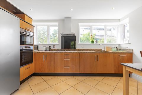 3 bedroom flat to rent, Strand Drive, Richmond, TW9