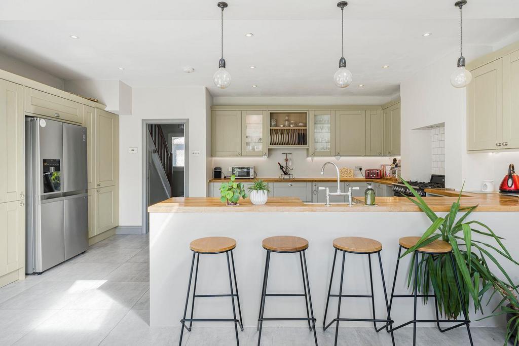 Kitchen & Dining