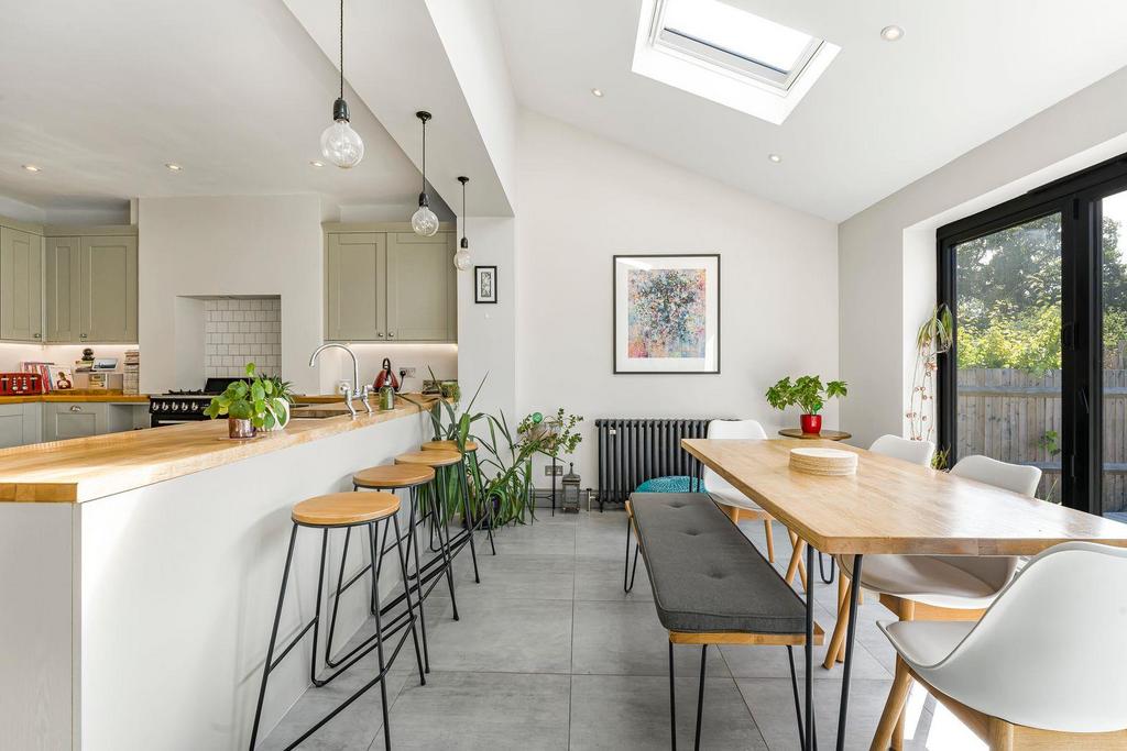Kitchen & Dining