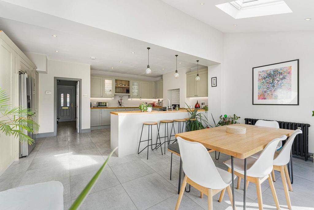 Kitchen & Dining