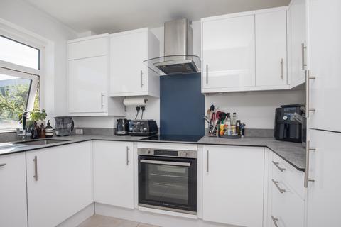 2 bedroom apartment to rent, Hazelbank Court, Chertsey KT16