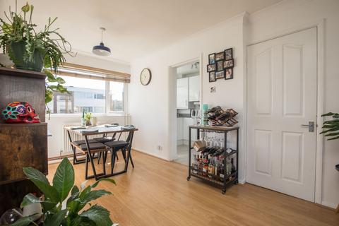 2 bedroom apartment to rent, Hazelbank Court, Chertsey KT16