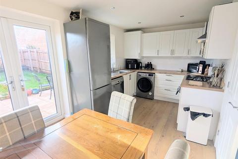 3 bedroom detached house for sale, Halifax Road, Fernwood