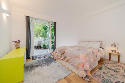 3 bedroom flat for sale, Airlie Gardens, London W8