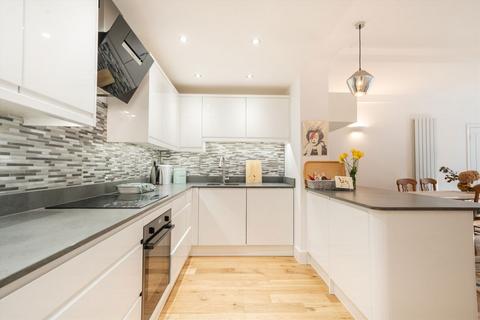 3 bedroom flat for sale, Airlie Gardens, London W8
