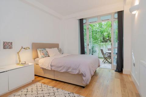 3 bedroom flat for sale, Airlie Gardens, London W8