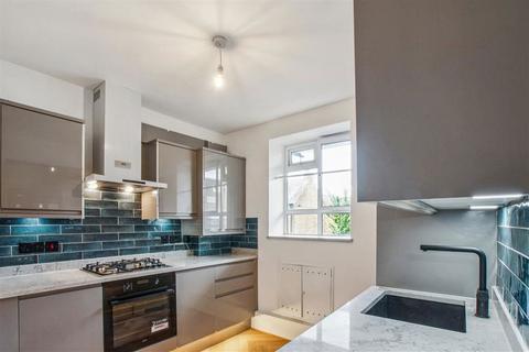 3 bedroom flat for sale, Huntsman Street, London SE17